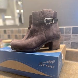 Dansko Hartley Nubuck Chocolate boots, sz 40